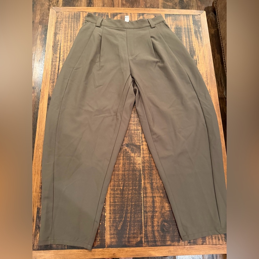 HALARA Olive Green Cropped High-Waist Pleated Pants